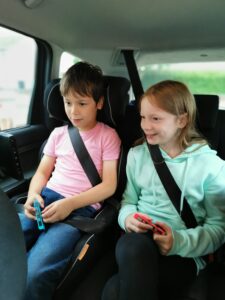 Kids playing Nintendo Switch in the car using snakebyte SEAT:MOUNT